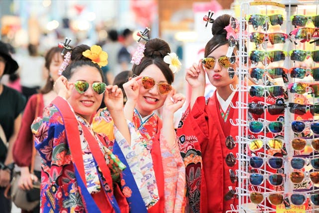 沖縄 国際通り近く 琉装体験 写真撮影 お散歩 3時間 ちゅらさん歩コース ヘアゴムプレゼント アソビュー