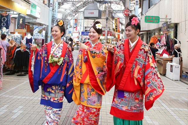 沖縄 国際通り近く 琉装体験 写真撮影 お散歩 3時間 ちゅらさん歩コース ヘアゴムプレゼント アソビュー