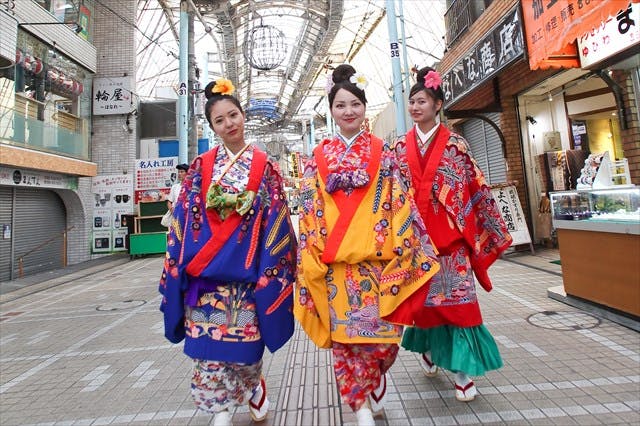 沖縄 国際通り近く 琉装体験 写真撮影 お散歩 3時間 ちゅらさん歩コース ヘアゴムプレゼント アソビュー