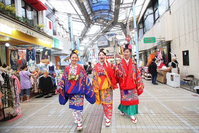 沖縄 国際通り近く 琉装体験 写真撮影 お散歩 3時間 ちゅらさん歩コース ヘアゴムプレゼント アソビュー