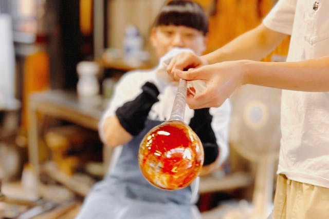 【埼玉・川越・ガラス細工】レトロな工房でオリジナルの吹きガラス作品を作ろう！大人から子どもまで夢中になれる吹きガラス体験！