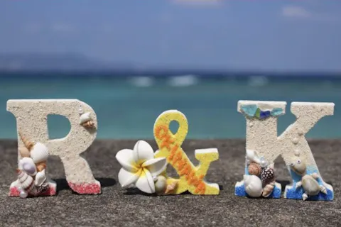 【沖縄・恩納村・マリンクラフト】シェルアルファベット作り｜「＆」付き！カップル or おひとり様限定プラン