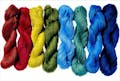 南の島によく似合う鮮やかな織り糸。色を組み合わせて絣を織りあげます。