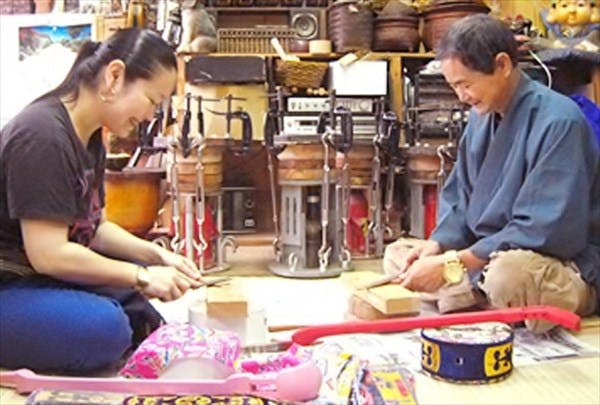 めんそーれ、屋良三線屋です。沖縄の伝統楽器、三線（サンシン）にたっぷり触れてください。