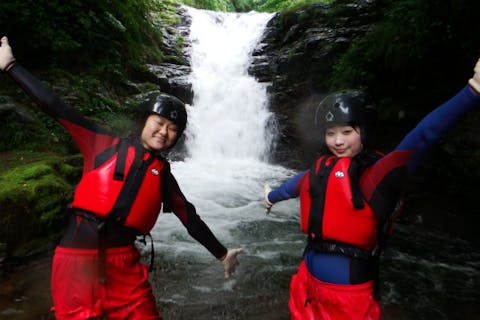 【鳥取・河原・シャワークライミング】スリリングな天然ウォータースライダー！三滝渓谷で沢登り