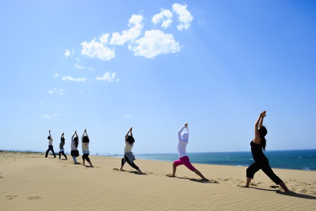 【鳥取砂丘・ヨガ体験】砂丘を踏みしめながら、ゆったり瞑想。 サンシャインヨガ （春・秋限定）