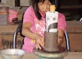 板状に伸ばした粘土を組み立てて成型する「タタラ作り体験」。簡単にマグカップが作れます。