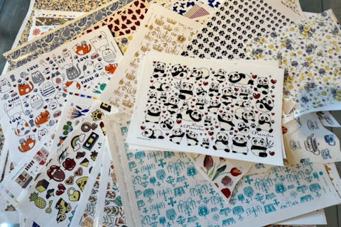 誰でも本格的な模様の陶器を作れる！ポーセリンアート体験