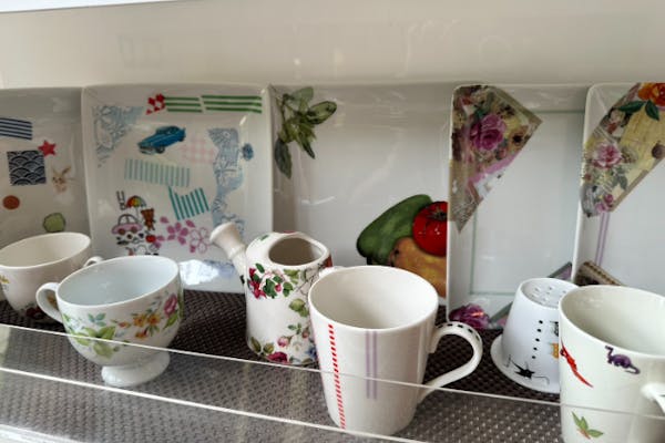 誰でも本格的な模様の陶器を作れる！ポーセリンアート体験｜アソビュー！