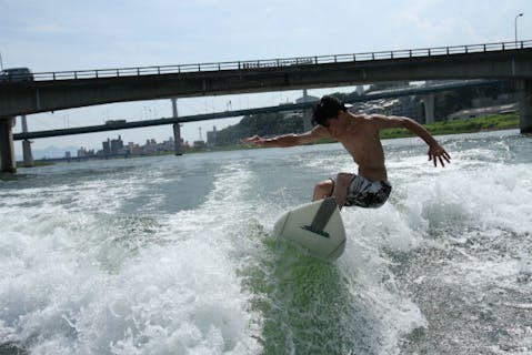 【広島・ウェイクサーフィン】90分乗り放題プラン。友だちと交代しながら波乗りしよう！