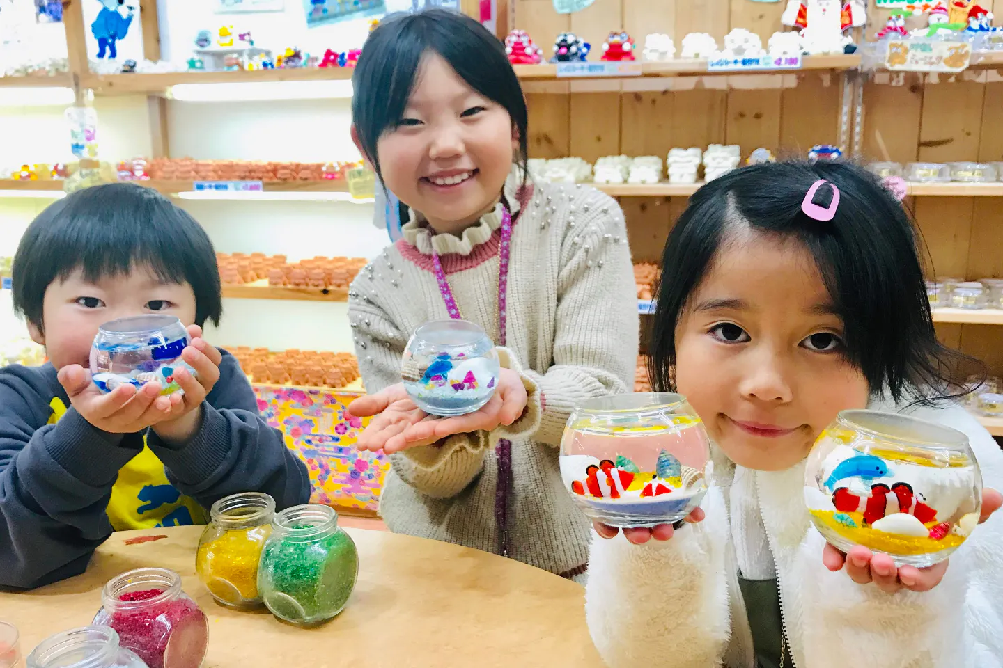 沖縄県那覇市 キャンドル作り体験 おみやげにも 沖縄の素材を使ったちゅらキャンドル作り体験 アソビュー