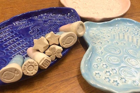 【京都・手びねり】4歳からの陶芸！模様いっぱいハンコ皿作り