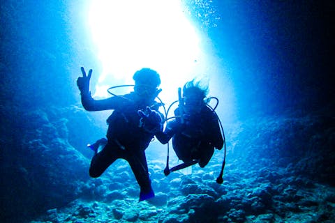 【沖縄・青の洞窟・ダイビング】完全貸切開催！感動の青の洞窟でダイビング！GoPro水中写真＆餌付け(13~59歳の方のみでご参加の場合)