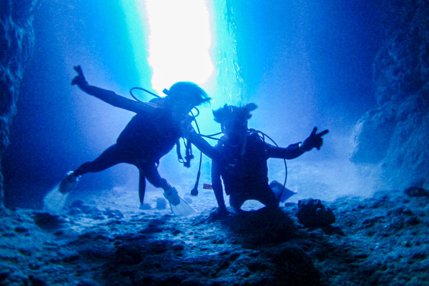 【沖縄・青の洞窟・ダイビング＆シュノーケリング】感動の青の洞窟セットプラン！水中写真＆餌付け