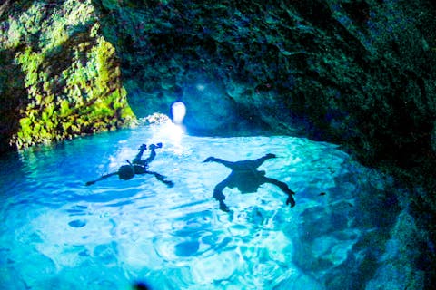 【沖縄・青の洞窟・シュノーケル】★充実特典付き！少人数開催！感動の青の洞窟でシュノーケル！GoPro水中写真＆餌付け