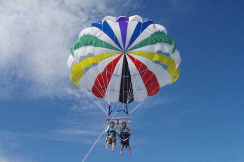 【沖縄瀬底島・パラセーリング】美しい景色を優雅に空中散歩♪上空40mでのパラセーリング！