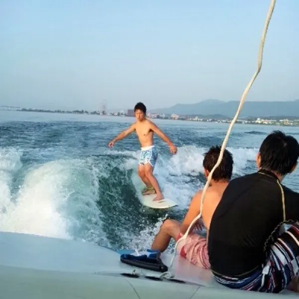 ウェイクサーフィン】初心者から上級者まで、一年中楽しめる琵琶湖