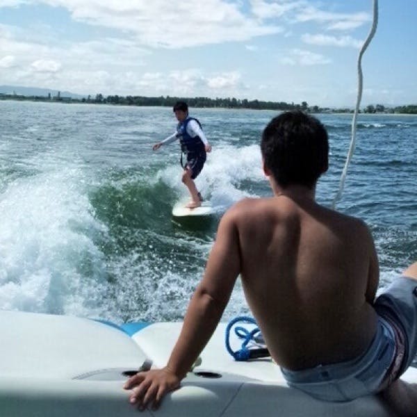 ウェイクサーフィン 初心者から上級者まで 一年中楽しめる琵琶湖サーフィン アソビュー