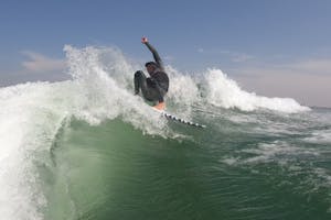 ウェイクサーフィン】初心者から上級者まで、一年中楽しめる琵琶湖