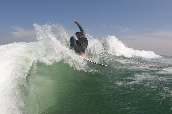 ウェイクサーフィン】初心者から上級者まで、一年中楽しめる琵琶湖