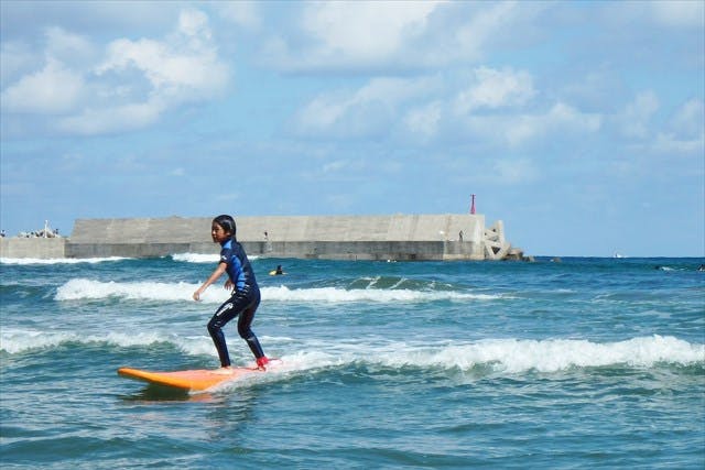 Develop SURF＆SEA（ディベロップ サーフ＆シー） (岩美町（岩美郡） サーフィン体験)の「【鳥取・サーフィン体験】小学3年生からOK！浦富海岸でサーフィン体験」の画像