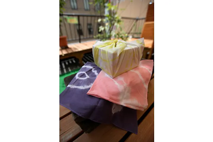 大阪 梅田 染色体験 布をしばって模様をつけよう 絞り染め体験 アソビュー