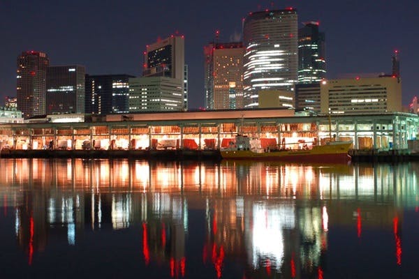 東京ウォータウェイズが、東京の水辺をご案内いたします。写真は築地場外市場。