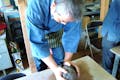 陶芸家の池田富次がみなさまに陶芸を楽しんでいただけるよう、丁寧に教えます。