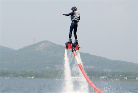 山中湖でフライボード！富士山を見ながらフライボードで浮遊体験！