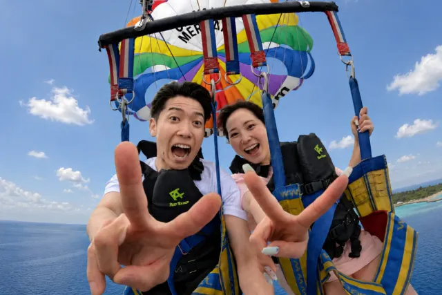 《パラセーリング+美ら海水族館チケット付き・沖縄北部・本部港発》お得なセットプラン★大型パラセーリング船使用★Gopro無料レンタル★ロープの長さ200ｍ★ドリンク・飴玉サービス！！