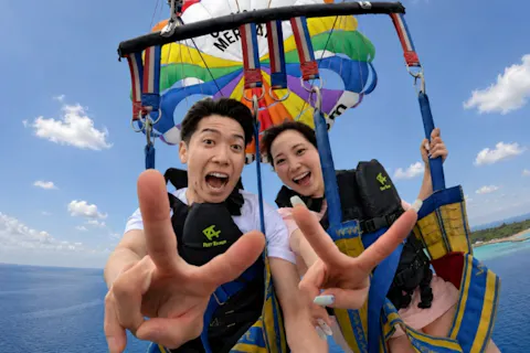 《パラセーリング+美ら海水族館チケット付き・沖縄北部・本部港発》お得なセットプラン★大型パラセーリング船使用★Gopro無料レンタル★ロープの長さ200ｍ★ドリンク・飴玉サービス！！