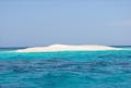 貝やサンゴのかけらでできた幻の島「バラス島」。バラス島の白と海の青が爽やかです。
