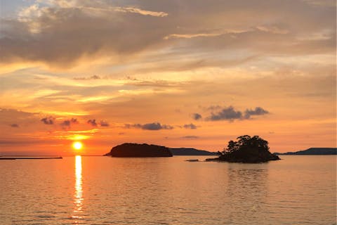 【山口・長門・シーカヤック】海上から夕日を眺め、夜の無人島に上陸！サンセット&ナイトツアー《未経験OK・撮影データ無料》90分