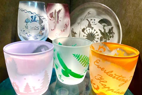 【浅草橋・ガラス工芸】お気に入りの絵や文字を彫刻して色鮮やかなオリジナルグラスをつくろう！魔法のガラスアートサンドブラスト