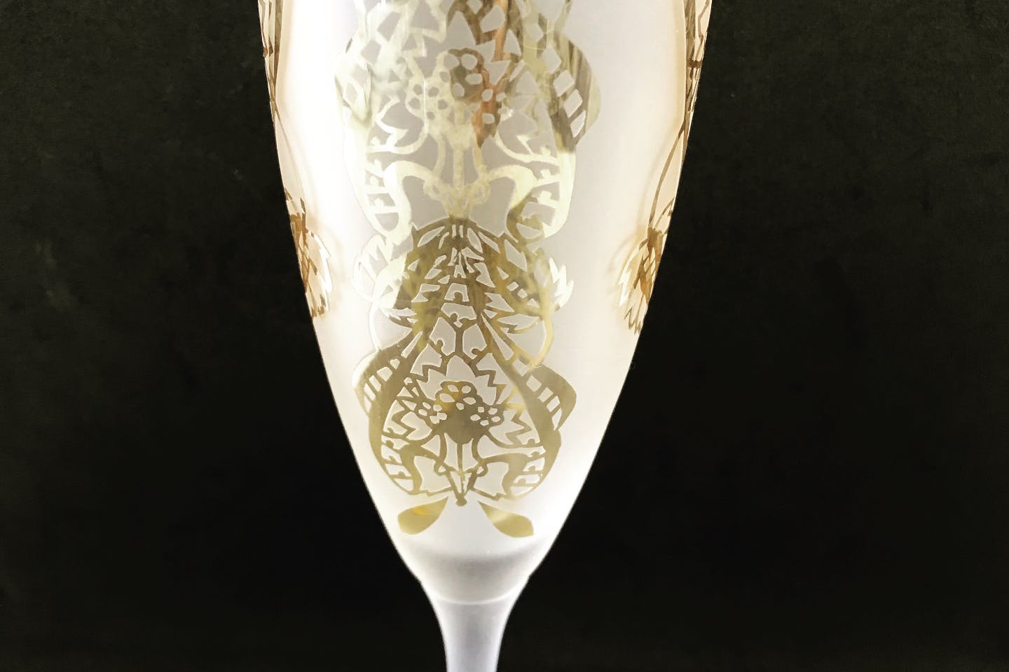 東京 浅草橋 サンブラスト 浅草橋より徒歩1分 魔法のガラスアート体験でおしゃれに乾杯 ワインorシャンパングラス づくり ゴールド グリーン限定 アソビュー