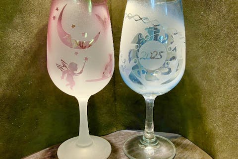 【浅草橋・ガラス工芸】呑む人にはうれしいワイングラスづくり　おしゃれに乾杯！自作のグラスで楽しむお酒は美味しいよ・・砂で削る魔法のガラスアートサンドブラスト（プルー、ピンク限定）