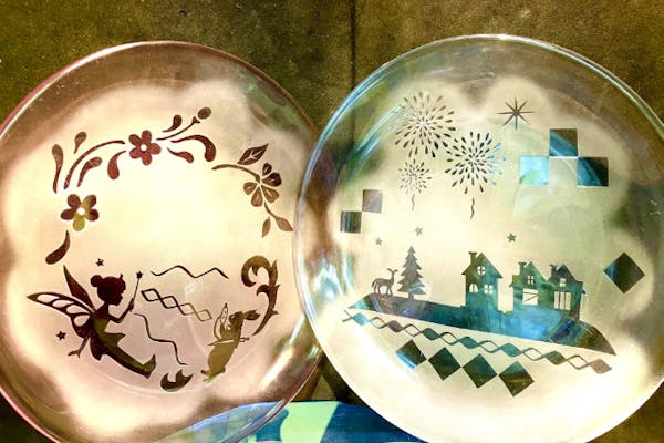 作家物　工芸ガラス　お皿　サイン有り 少し日が差してきた倉吉です。 @wakako_ceramics さんの器の青が