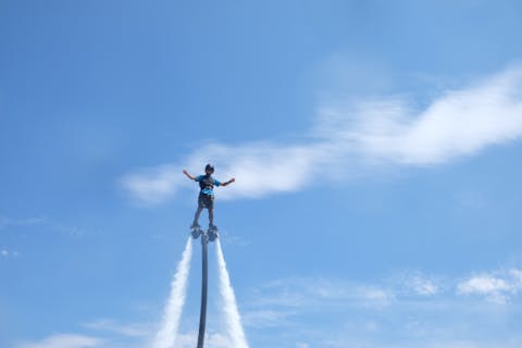 【神奈川・逗子・フライボード】多彩なトリックにチャレンジ！一度は体験してみたい・初心者でも楽しめるフライボード（10分）