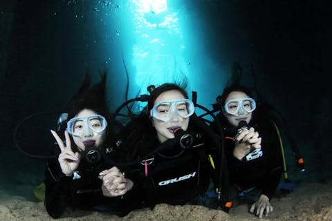 【沖縄県恩納村】ボートで行く青の洞窟ダイビングツアー！女性、子供にもやさしい快適な大型施設完備で無料7大特典付♪