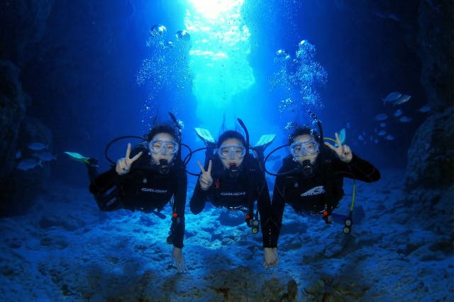 【沖縄県恩納村】青の洞窟へ行く体験ダイビングボートコース！Gopro無料レンタル付＆豪華7大特典付
