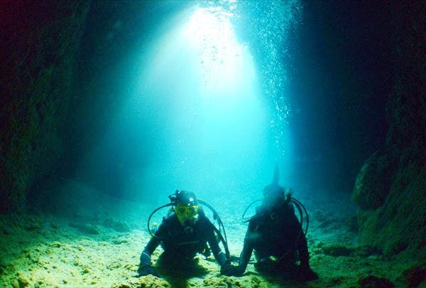 【沖縄・体験ダイビング】青の洞窟へ！沖縄恩納村の透き通る海でダイビング！初心者歓迎♪