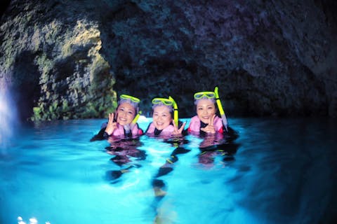 【沖縄県恩納村】青の洞窟へ行くシュノーケリングボートコース！Gopro無料レンタル付＆豪華7大特典付