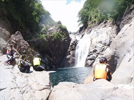 【鹿児島・屋久島・リバーカヤック】早朝の爽快な朝日が照らす安房川でリバーカヤック体験