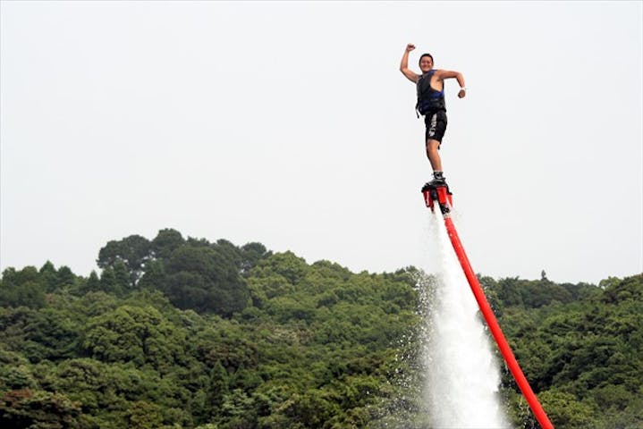 熊本 天草市 フライボード 水圧で飛び上がるフライボード体験 40分 海の家を1日利用ok アソビュー