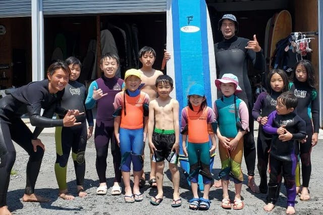 【茨城・サーフィン体験キッズプラン】お得な家族割あり！大洗サンビーチでわくわく波乗りサーフィン！3歳以上からOK！