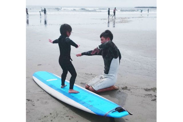 【茨城・サーフィン体験キッズプラン】お得な家族割あり！大洗サンビーチでわくわく波乗りサーフィン！3歳以上からOK！