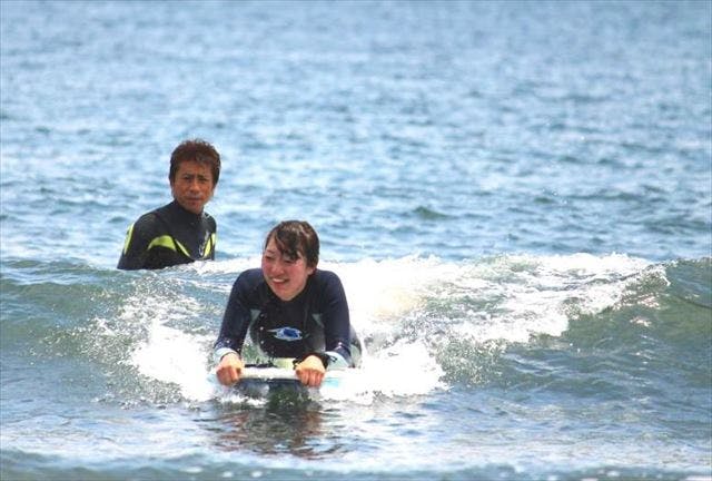 サンタートルでボディボード体験。波に乗る気持ちよさを実感！自然と笑みもこぼれます。
