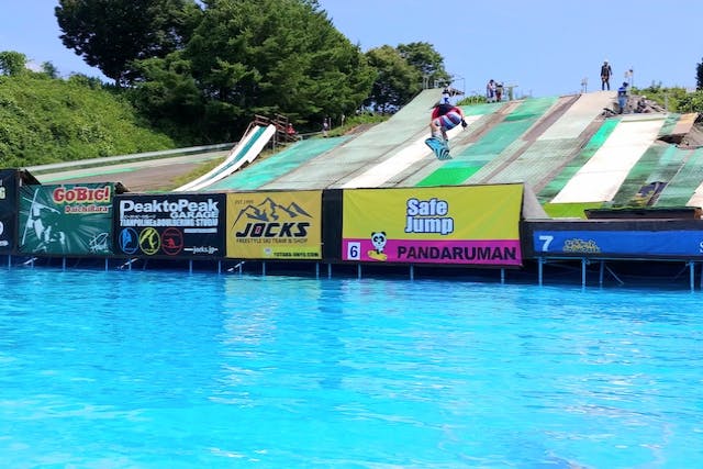 【埼玉・所沢・ウォータージャンプ】水しぶきを浴びて爽快にジャンプ！ウォータージャンプに挑戦！