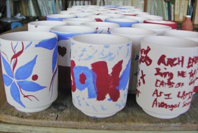 京都・陶芸・絵付け体験】湯のみとお皿に自由に絵付け！旅の記念にも