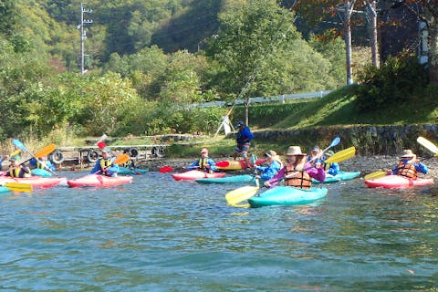 【長野県北安曇郡・半日・カヤック】神秘の湖へ漕ぎ出そう！初体験がいっぱいの青木湖カヌーツアー